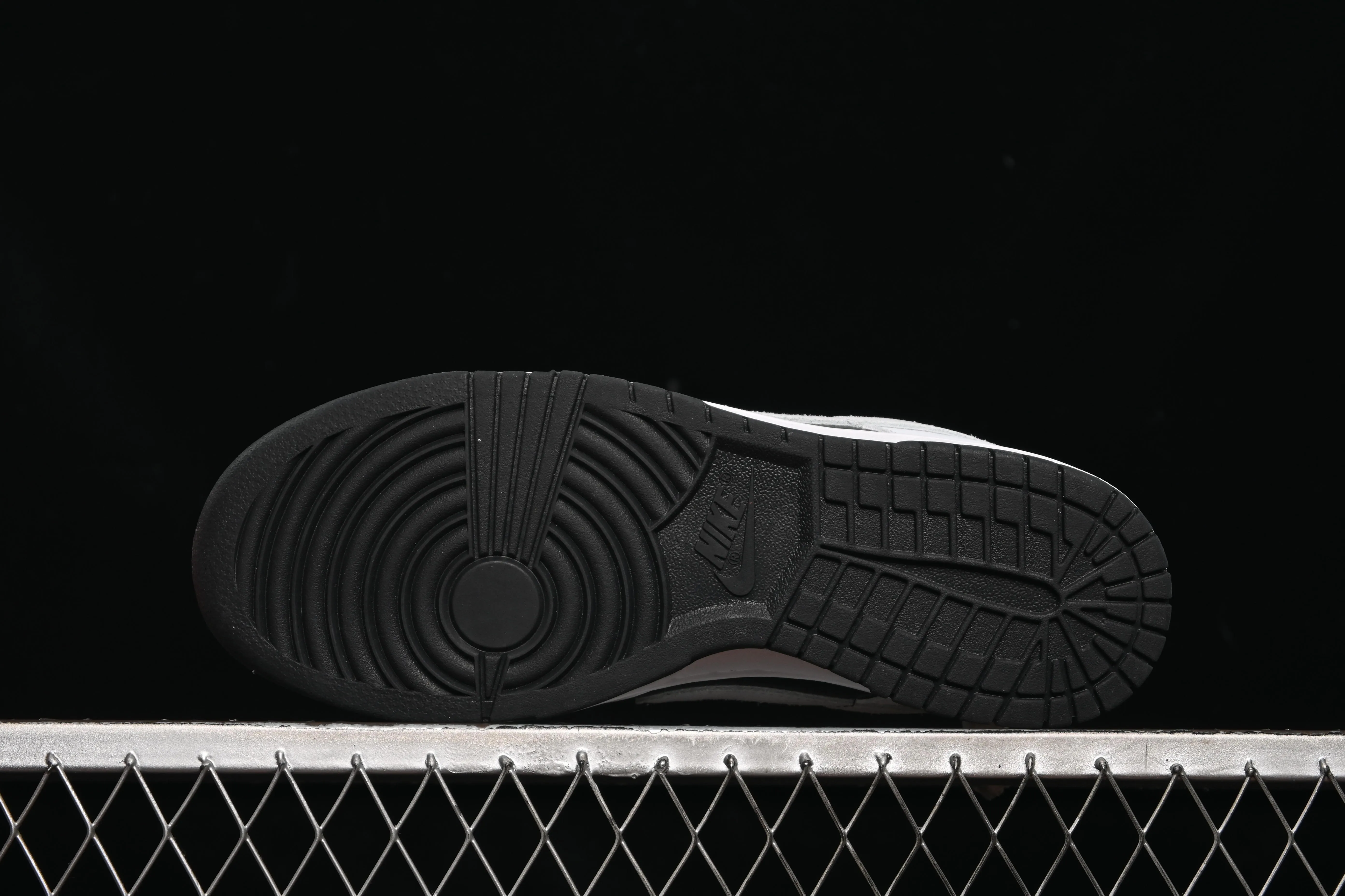 All Categories Nk SB Dunk Series Nk SB Dunk Low Low-top sneakers Nike SB Dunk Low White, black and gray color Low-top casual sneakers IB4620-141